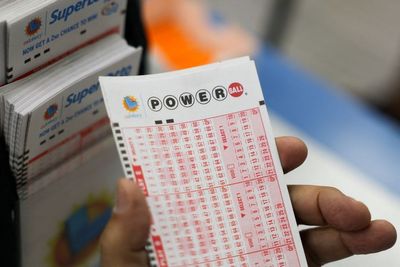 Powerball nears $1 billion prize right before the holiday weekend