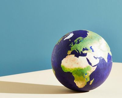 Putting maps of the world in perspective