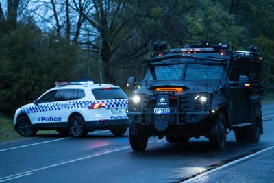 Porepunkah police shooting: wife of alleged killer Dezi Freeman arrested in late-night raid as manhunt continues