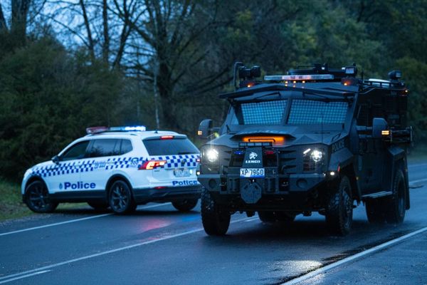 Two arrested in late-night Porepunkah raid as search for alleged police killer Dezi Freeman continues