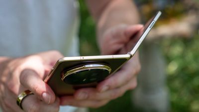 Honor Magic V5 brings real-time AI translation straight to your pocket