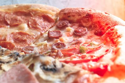5 Aldi Frozen Pizzas Under $9 That Beat Takeout Any Day
