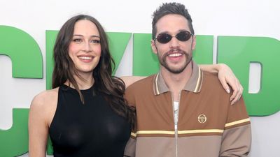 Elsie Hewitt Showed Off Her Baby Bump In The Sweetest Bathroom Mirror Selfies With Pete Davidson