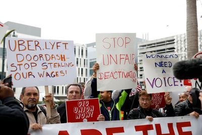 California lawmakers reach deal with Uber, Lyft that would allow drivers to unionize