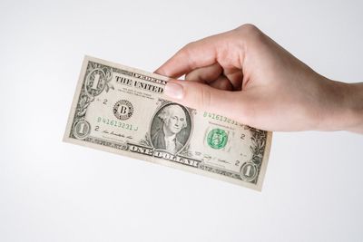 7 Signs You’re Falling Behind Financially — and No One’s Telling You