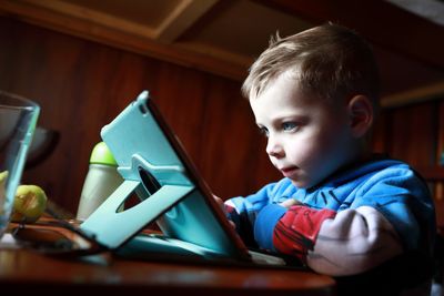 6 Parenting Tech Shortcuts That Can Expose Your Child to Strangers