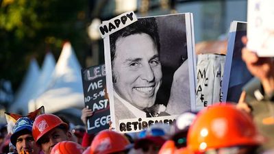 Our Favorite ‘College GameDay’ Signs Celebrating Lee Corso’s Final Show