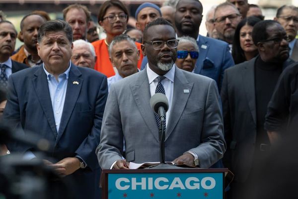Chicago mayor to sign executive order directing city to resist Trump’s immigration raids
