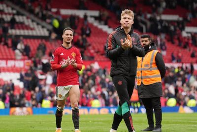 Pair depart Manchester United just before transfer window deadline