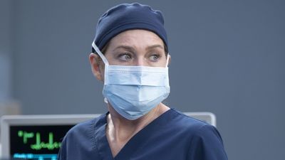 I Have A Wild Theory About Who Dies In The Grey’s Anatomy Season 22 Premiere, But Another Shonda Rhimes Show May Have Already Proved Me Wrong