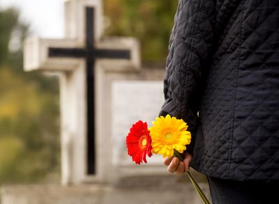 7 Funeral Expense Plans Women Never Realized Could Be Debt Traps