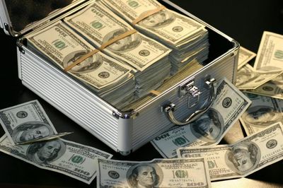 7 Surprising Reasons the Wealthy Still Use Cash
