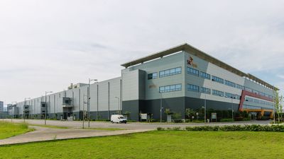 Samsung and SK Hynix, the world's biggest makers of DRAM and flash memory chips, have potentially lost the right to buy US equipment for use in their China-based factories