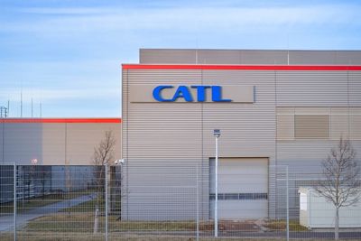 Tesla, GM Supplier CATL Dominates Global EV Battery Supply Charts With 37.5% Market Share, BYD Emerges 2nd