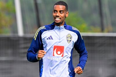 Sweden manager provides Alexander Isak fitness update after record Liverpool move