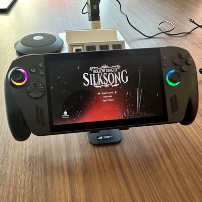 The Xbox Handheld Is Fantastic, But I'm Not Ditching The Steam Deck Yet