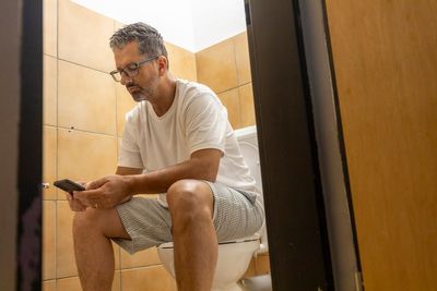 Research warns about the hidden dangers of scrolling your phone on the toilet