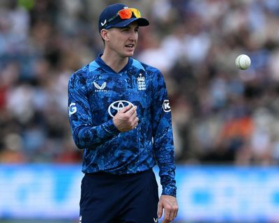 South Africa beat England by five runs to clinch second men’s ODI and series – as it happened