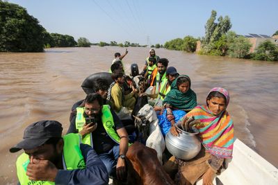 Flood threat rises as rain lashes India and Pakistan