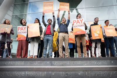 Senior doctors in England willing to strike, BMA says