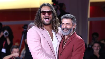 Clip Of Jason Momoa Slapping Oscar Isaac's Butt At Their Movie Premiere Is Going Viral (And I'm Shocked How Loud It Is)