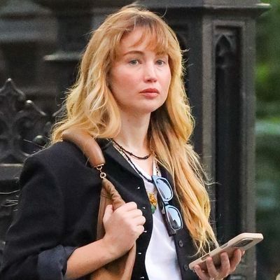 Jennifer Lawrence Steps Up Fall 2025's Pointed Flats Trend With Her Favorite Loewe Bag