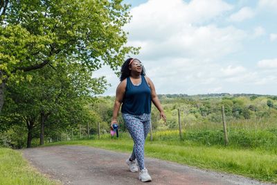 Walking over 100 minutes a day can reduce long-term back pain, research says