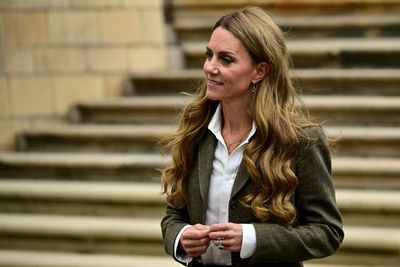 Kate shows off new blonde look in Natural History Museum visit