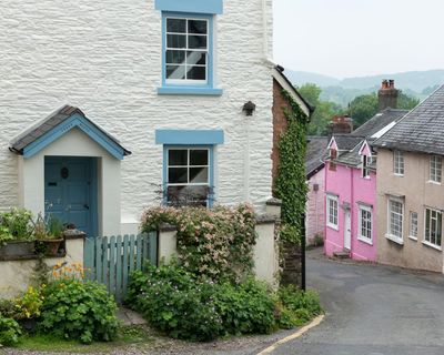 Average UK house price rises to record £299,331, says Halifax