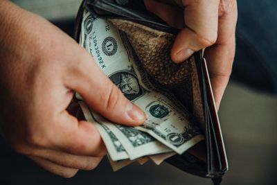 10 Dangerous Thinking Patterns That Keep People Broke