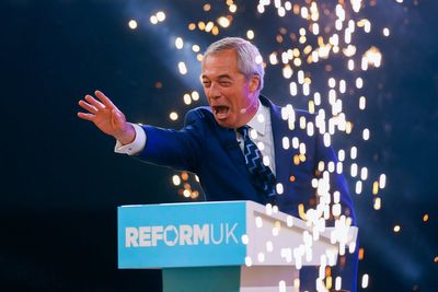 Farage falsely accuses Rayner of avoiding paying council tax after deputy PM resigns