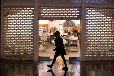 High street beauty chain falls into administration