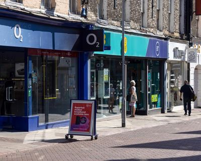 UK phone retailers lock shop doors while trading to tackle rising thefts