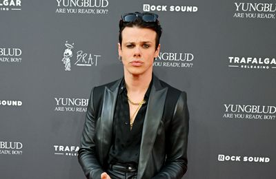 Yungblud leading Ozzy Osbourne tribute at TMV VMAs.