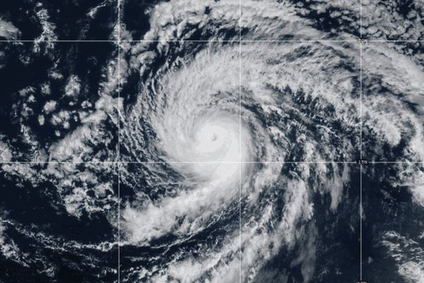 Hurricane Kiko's path shifts, sparing Hawaii from strong winds and heavy rain