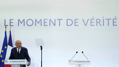 Vote of confidence and calls for blockades: a turbulent week ahead in France