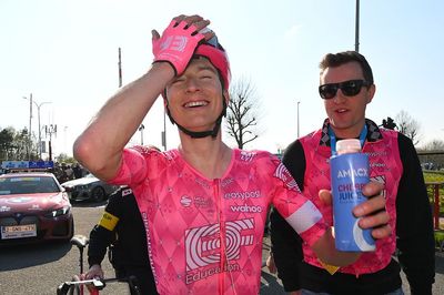 Puncture forces Neilson Powless to run with his bike at the Maryland Cycling Classic – Video