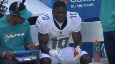 Tyreek Hill Was Visibly Frustrated On Sidelines Amid Dolphins' Disastrous First Half