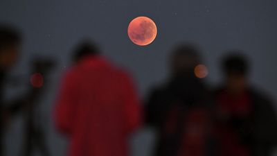 Total lunar eclipse will paint the full moon blood red for over 7 billion skywatchers tonight