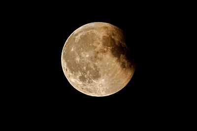 Total lunar eclipse ‘blood moon’ pictured from UK