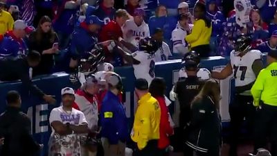 Lamar Jackson Shoves Fan Who Hit Him, DeAndre Hopkins After Ravens Touchdown