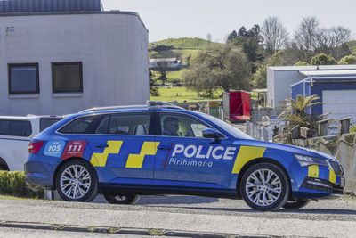 Fugitive New Zealand father Tom Phillips killed by police, authorities say