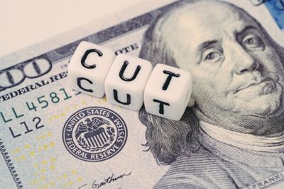 Economist Asks Fed To Take Its 'Head Out Of The Sand' On Rates Amid Weak Jobs Report — But Cuts 'Will Harm the Labor Market,' Says Peter Schiff