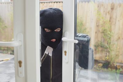 7 Clever Tricks Burglars Use with Flashlights Outside Homes