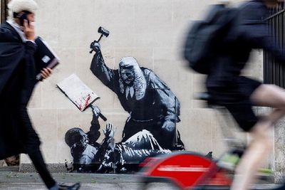 New Banksy artwork suddenly appears outside court