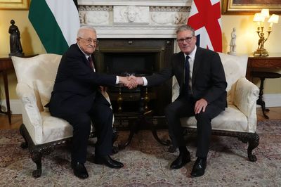 Starmer meets Palestinian Authority president Abbas at No 10