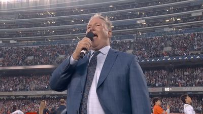 Football Fans Loved Blackhawks Singer's Electric Anthem Before Bears-Vikings MNF Game