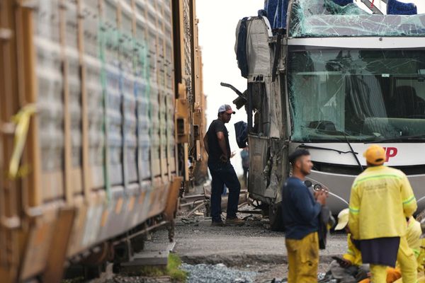Workers' daily commute to Mexico City ends in tragedy in fatal train-bus collision