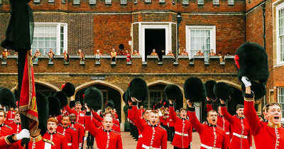 Photographer Captured The Atmosphere In London After The Queen’s Passing (24 Pics)