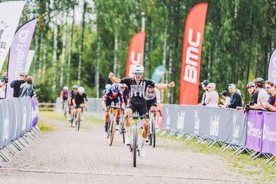 Geerike Schreurs and Frederik Raßmann sprint to victory at Falling Leaves Lahti, outpacing Annika Langvad and Romain Bardet